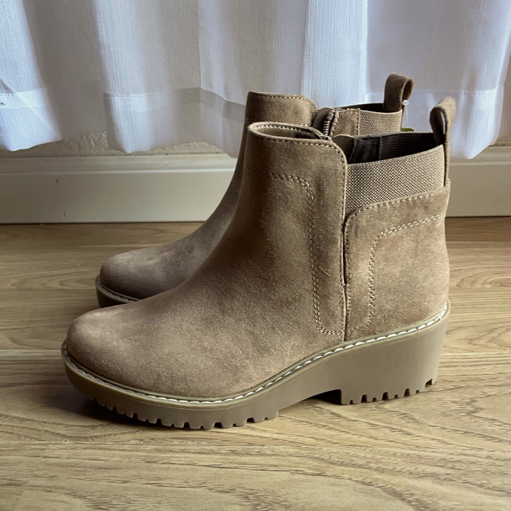 Winter booties with memory foam support